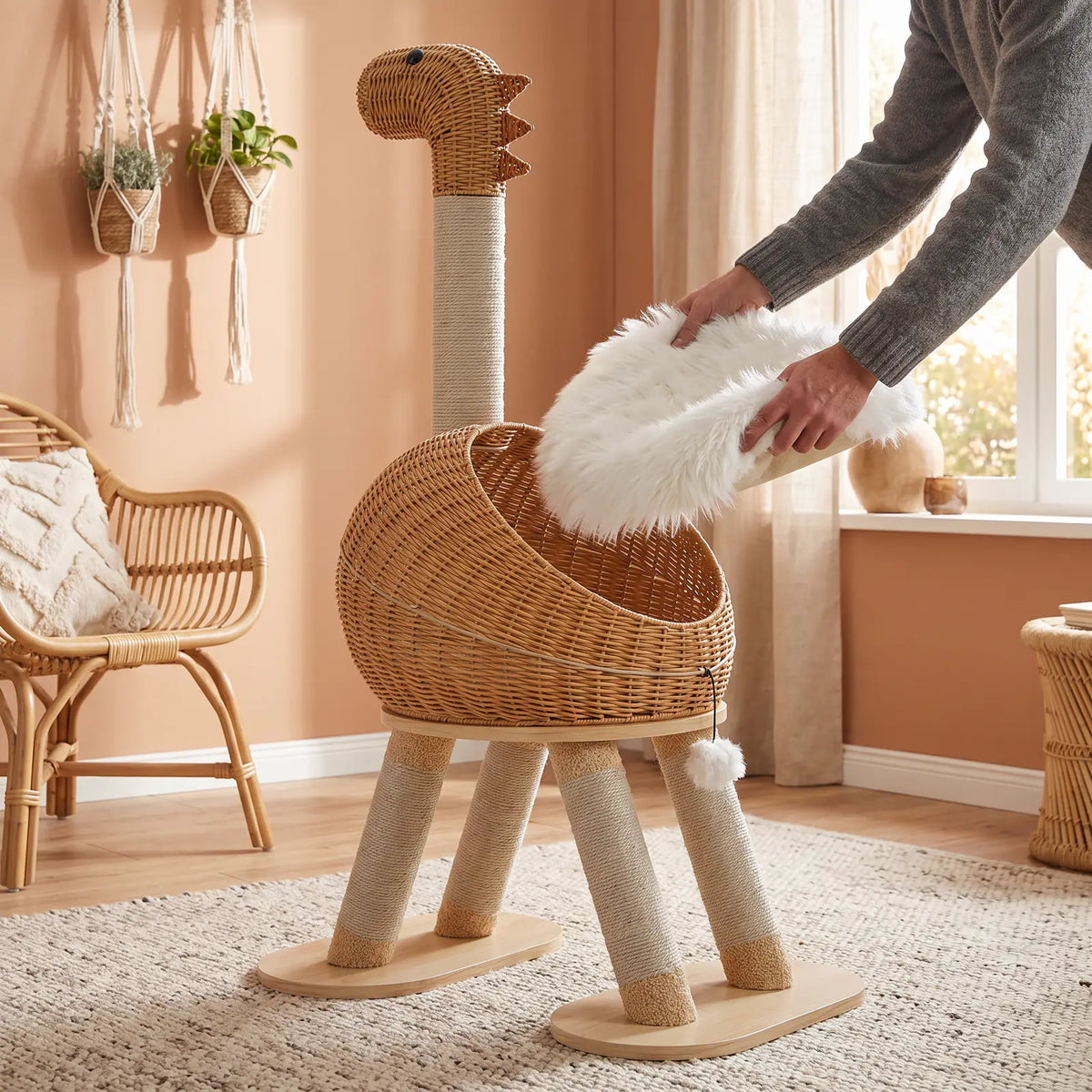 Mains qui retirent le coussin en peluche blanche du nid en rotin pour le nettoyer
