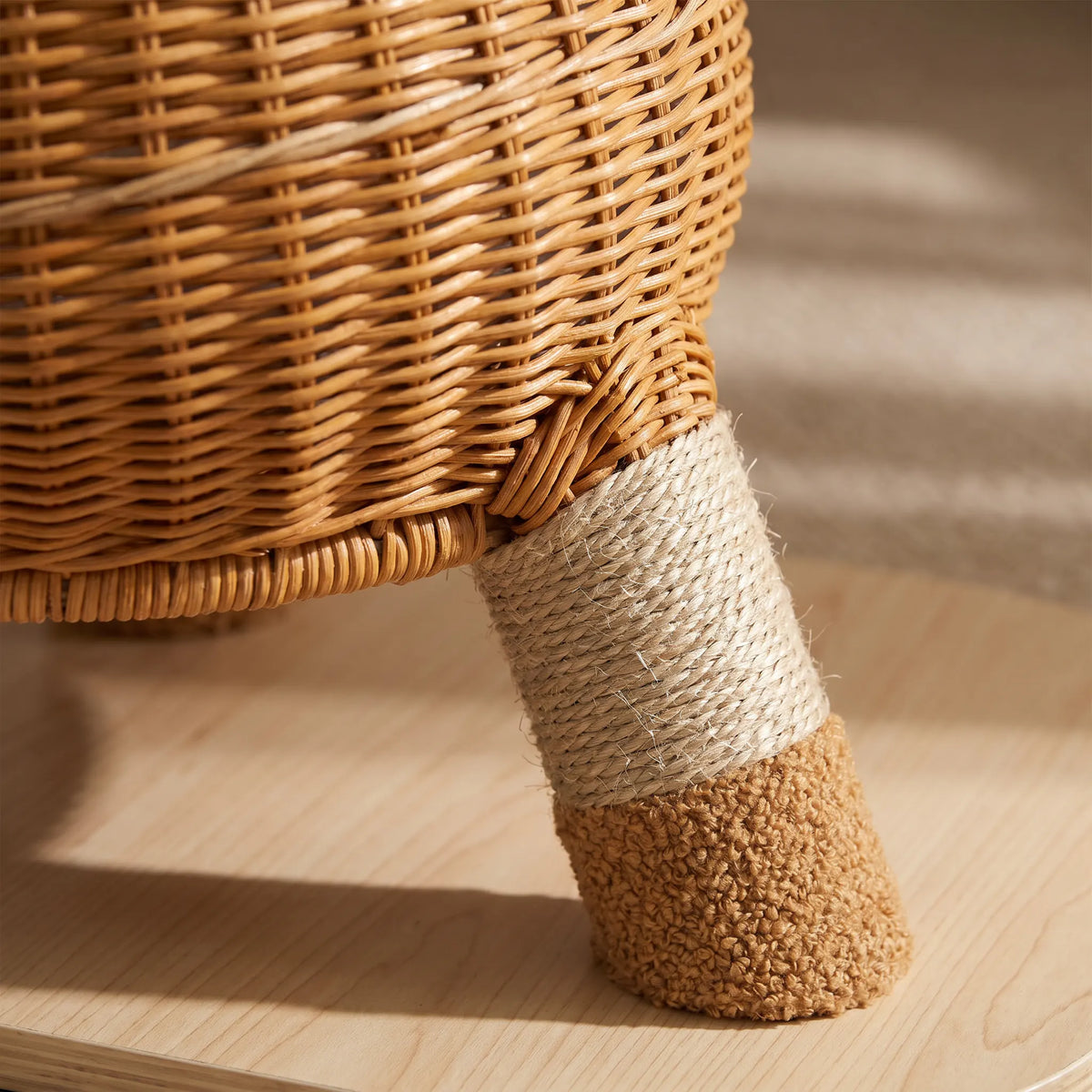 Tressage du rotin couleur miel, patte entourée de sisal et gainée de bouclette caramel