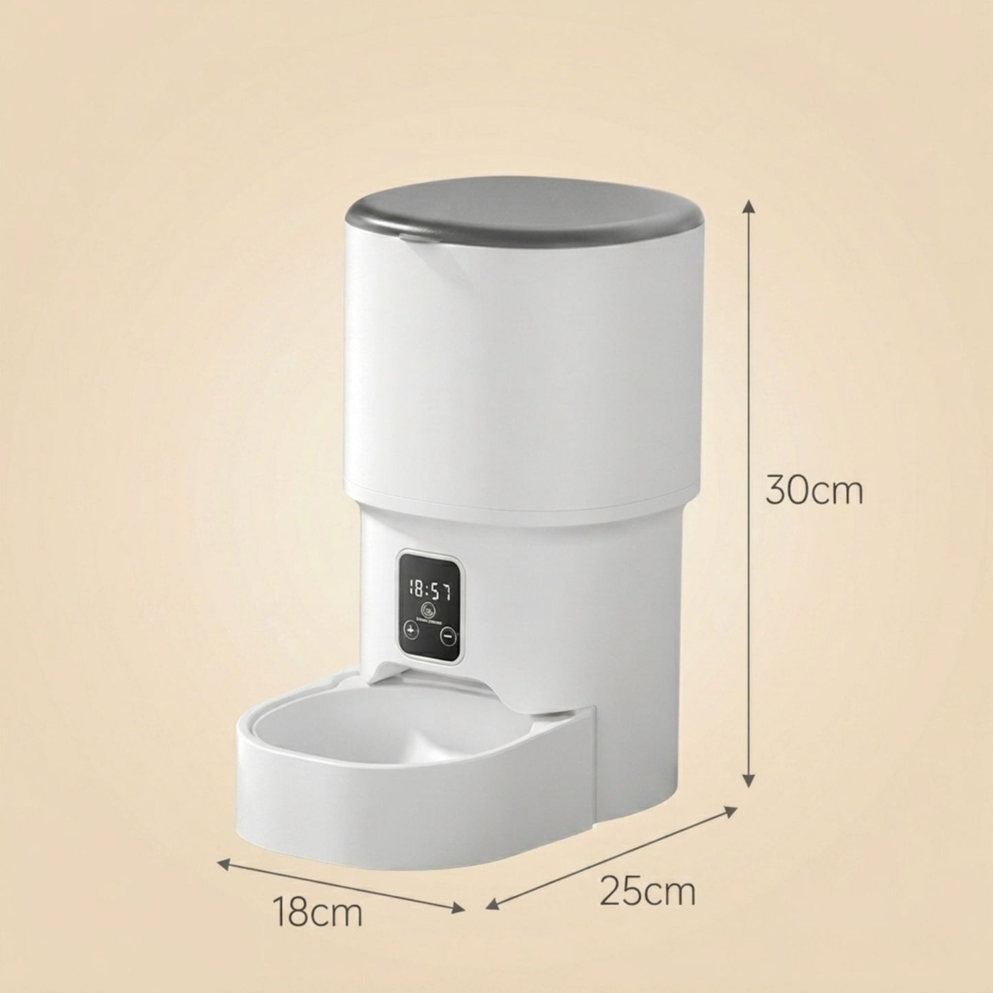 dimensions du distributeur automatique de croquettes pour chat blanc 18cm de largeur, 25cm de profondeur et 30cm de hauteur sur fond beige