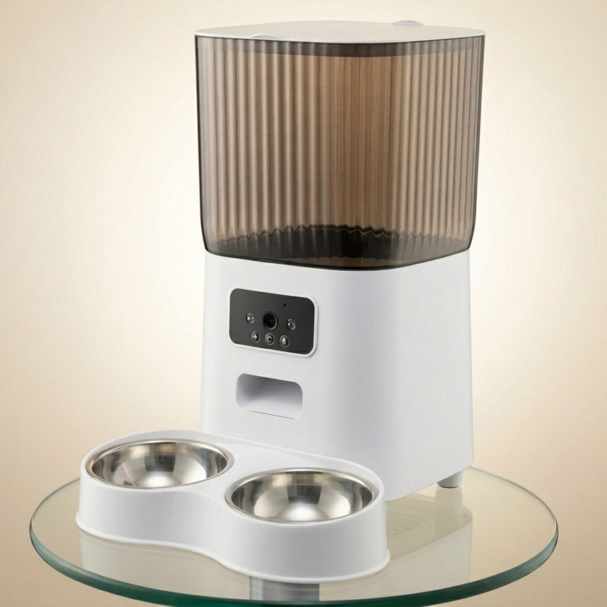 distributeur automatique de croquettes pour chat avec caméra HD,
2 gamelles en acier inoxydable, réservoir transparent 5L,
panneau tactile connecté, fond beige épuré