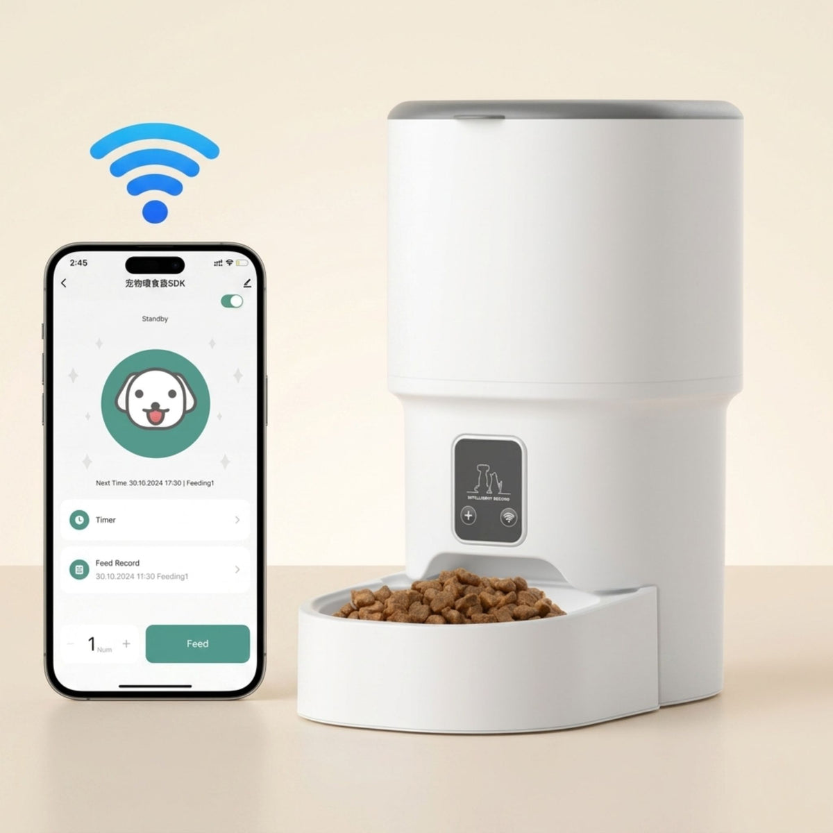 distributeur automatique de croquettes pour chat blanc connecté WiFi avec smartphone affichant l'application de contrôle à distance et bol rempli de croquettes, fond beige