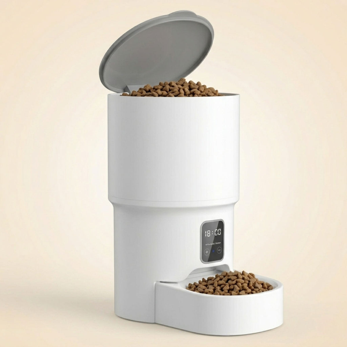 distributeur automatique de croquettes pour chat blanc avec couvercle gris ouvert révélant le réservoir plein de croquettes sèches et bol rempli en bas, fond beige