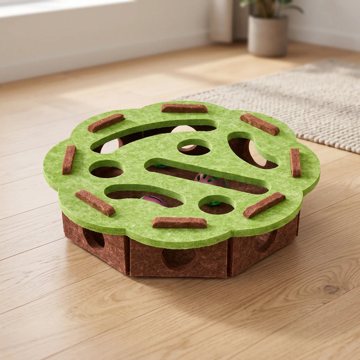 Jouet puzzle pour chat au plateau festonné vert olive sur caisson brun, vu de trois quarts