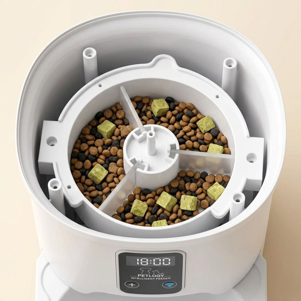 vue plongeante sur le mécanisme rotatif intérieur du distributeur automatique de croquettes pour chat blanc rempli de croquettes sèches et morceaux verts avec écran LCD 18:00