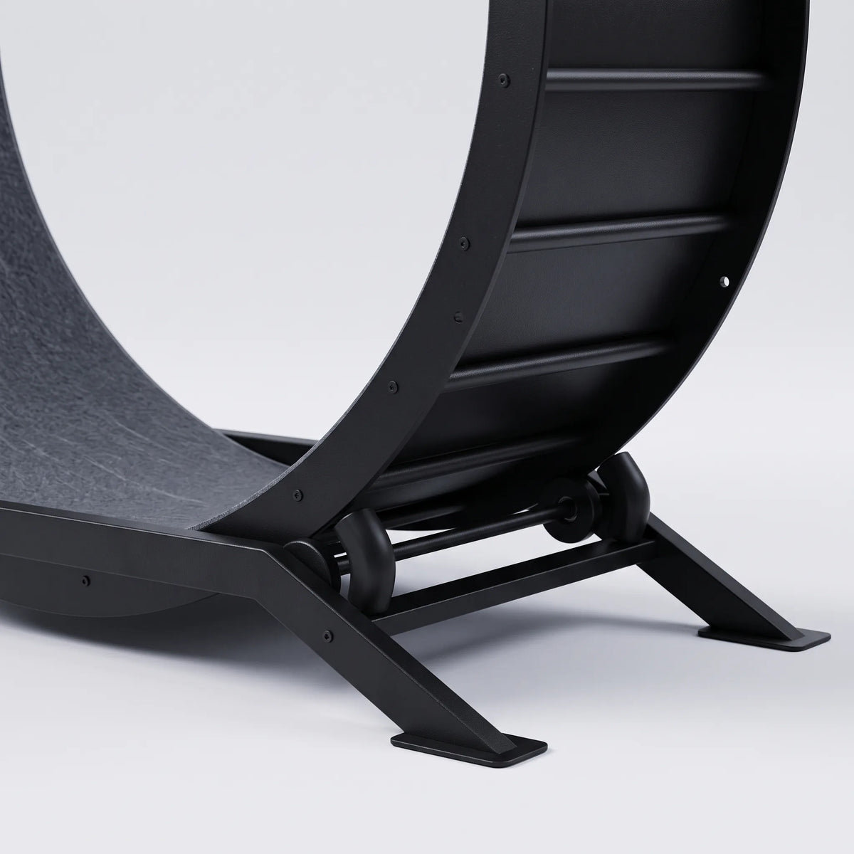 Gros plan sur les roulettes noires et le socle d'une roue d'exercice pour chat