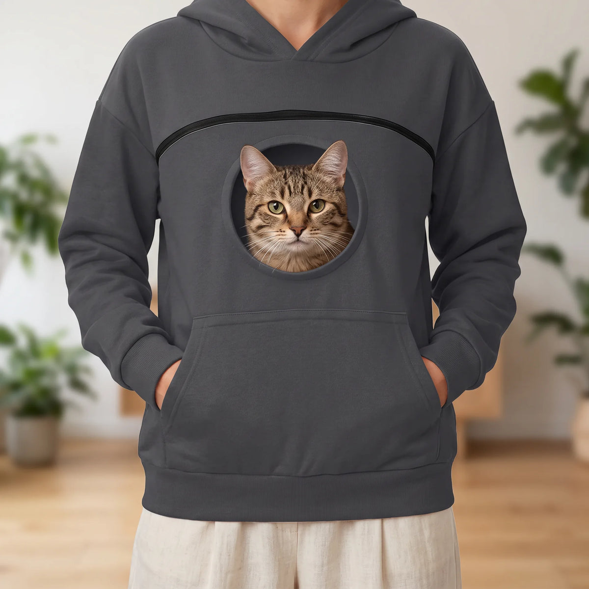 Sweat à capuche gris anthracite porté, un chat tigré sort la tête par le hublot de la poche