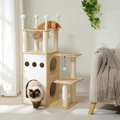 Arbre à chat bois clair avec chat siamois Un chat roux dans le hamac transparent, l et un chat siamois sortant de la niche de cet arbre à chat design en bois clair. et tapis antidérapant sisal amovible