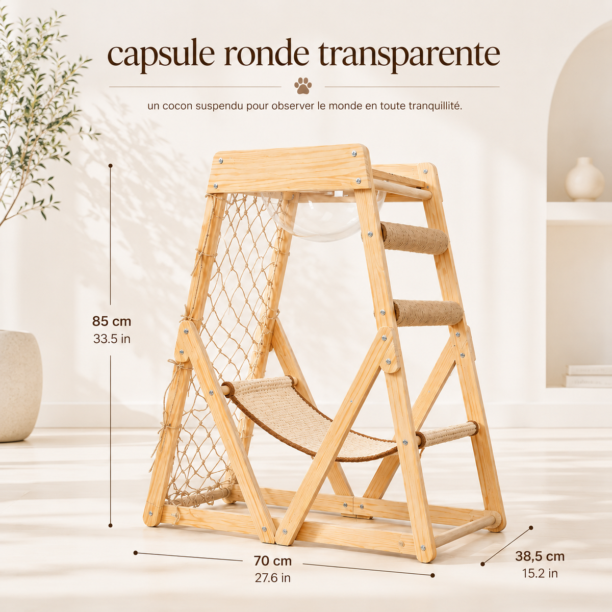 Aire multifonction pour chat en bois clair avec capsule ronde transparente, hamac tressé, paroi en corde et barreaux à griffer, dimensions 85 x 70 x 38,5 cm dans un intérieur lumineux