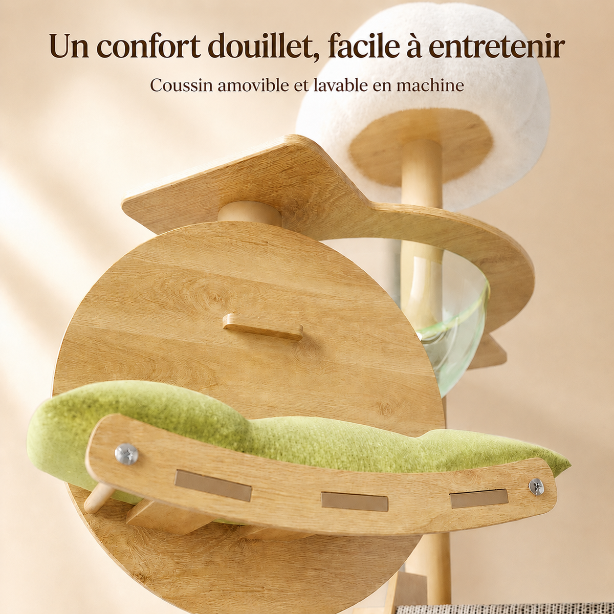 Gros plan sur le coussin vert sauge amovible et lavable en machine de l'arbre à chat bois naturel 140 cm avec plateforme ronde en bois massif et hamac transparent visible en arrière-plan