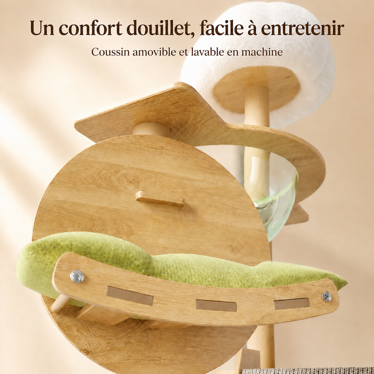 Gros plan sur le coussin vert sauge amovible et lavable en machine de l'arbre à chat bois naturel 140 cm avec plateforme ronde en bois massif et hamac transparent visible en arrière-plan