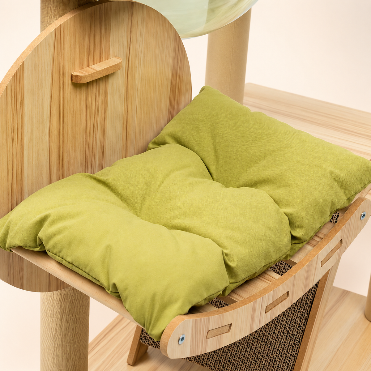 Gros plan sur le coussin vert sauge moelleux et douillet posé sur la plateforme en bois massif de l'arbre à chat 140 cm avec griffoir en carton ondulé visible en dessous