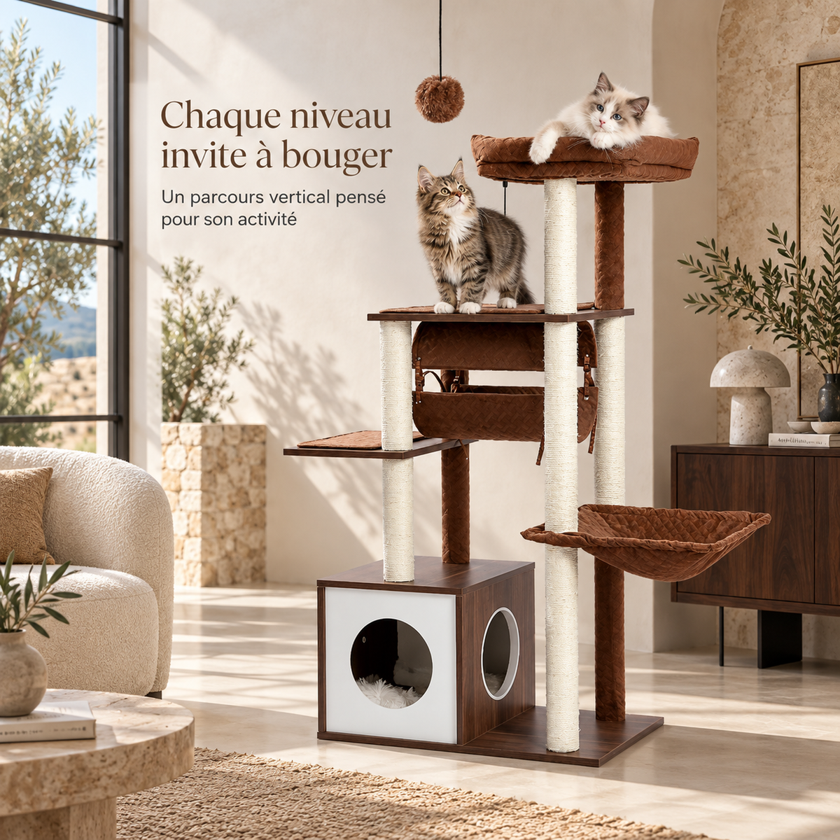 Deux chatons utilisent le parcours vertical d’un arbre à chat moderne marron avec griffoirs en sisal