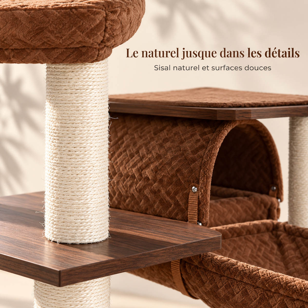 Gros plan sur le sisal naturel, le bois foncé et les surfaces rembourrées de l’arbre à chat marron