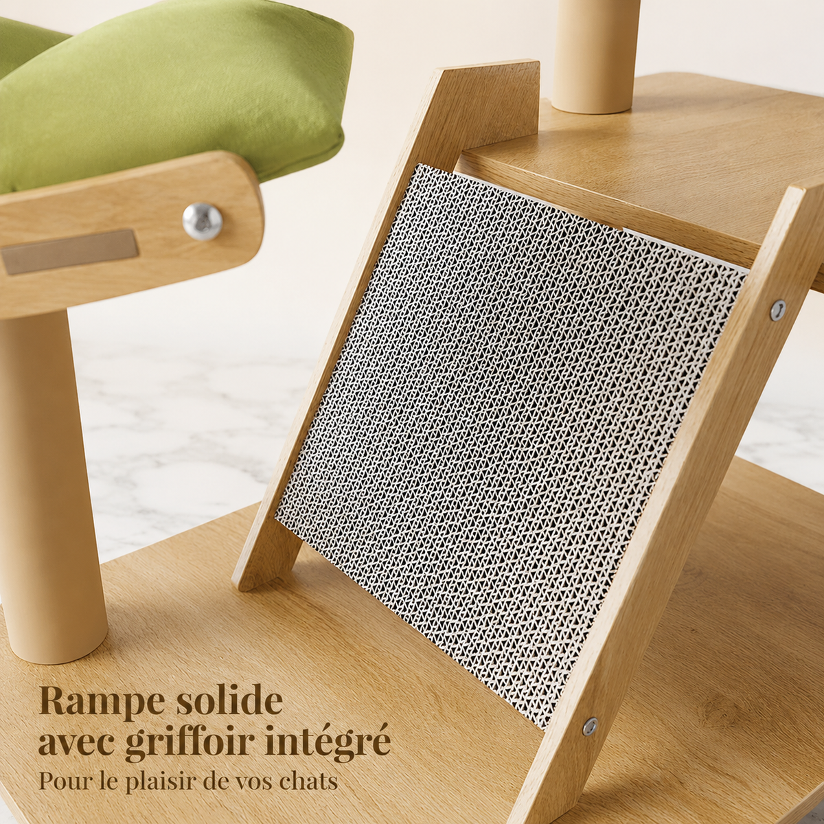 Gros plan sur la rampe griffoir en carton ondulé haute densité intégrée à l'arbre à chat bois naturel 140 cm avec coussin vert sauge visible en arrière-plan