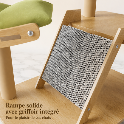 Gros plan sur la rampe griffoir en carton ondulé haute densité intégrée à l'arbre à chat bois naturel 140 cm avec coussin vert sauge visible en arrière-plan