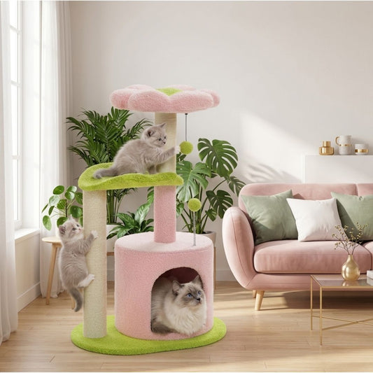 arbre à chat fleur rose et vert dans un salon moderne canapé rose et plantes vertes Maine Coon se repose dans cabane ronde deux chatons blanc et gris l'un grimpe griffoir sisal l'autre attrape pompon vert suspendu