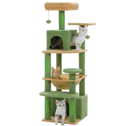 arbre à chat vert naturel multi-niveaux fond blanc avec trois chatons niche double hamac beige et griffoir sisal