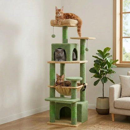 arbre à chat vert naturel multi-niveaux avec Maine Coon roux en haut British Shorthair dans la niche et Bengal dans le hamac salon moderne lumineux