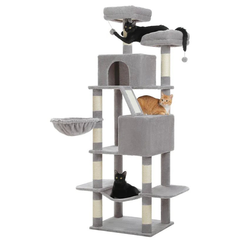 arbre à chat XXL gris perle deux chats noirs et chat roux cabane corbeille hamac rampe inclinée griffoir sisal pompon