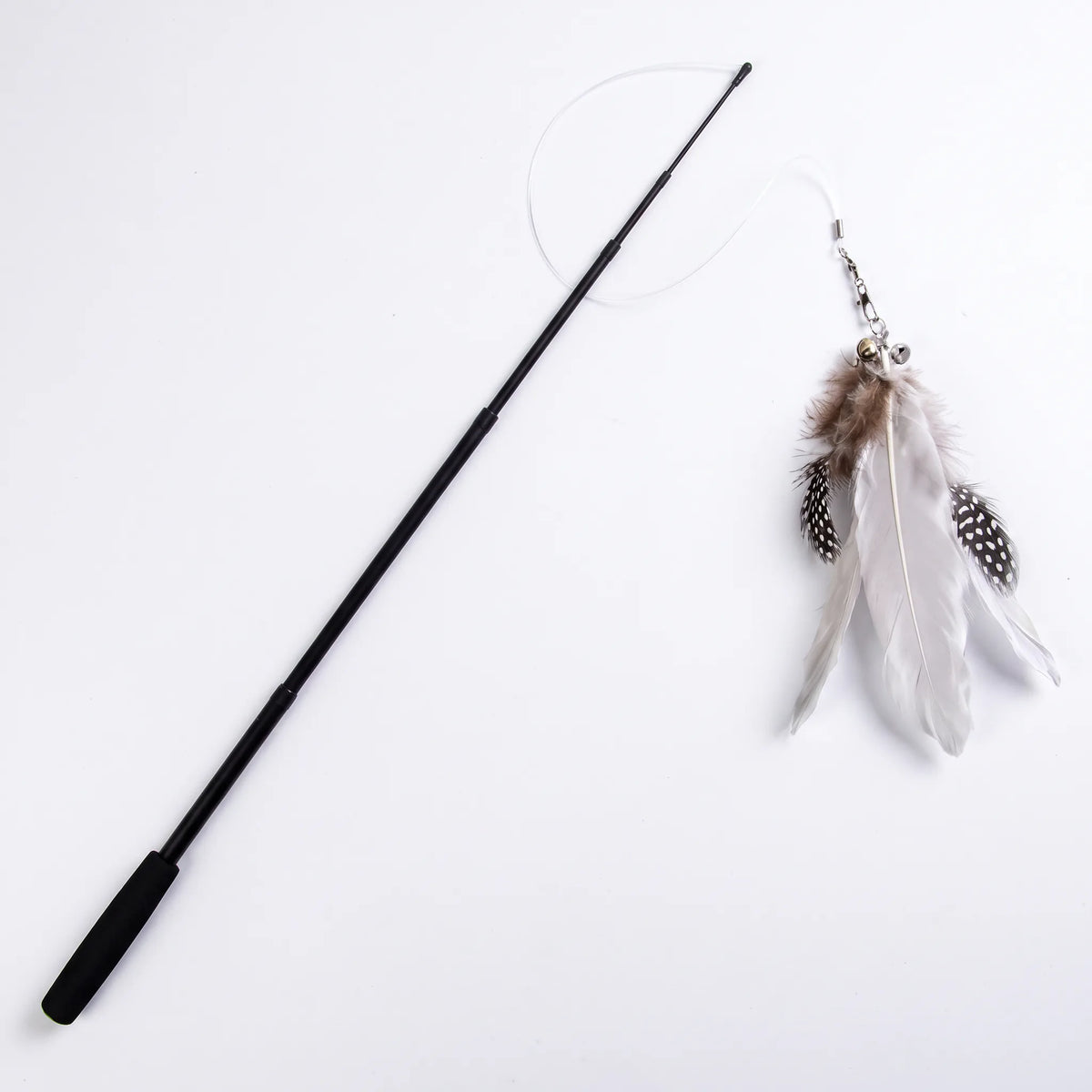 Canne à pêche pour chat télescopique noire et son plumeau blanc, noir et brun, sur fond blanc