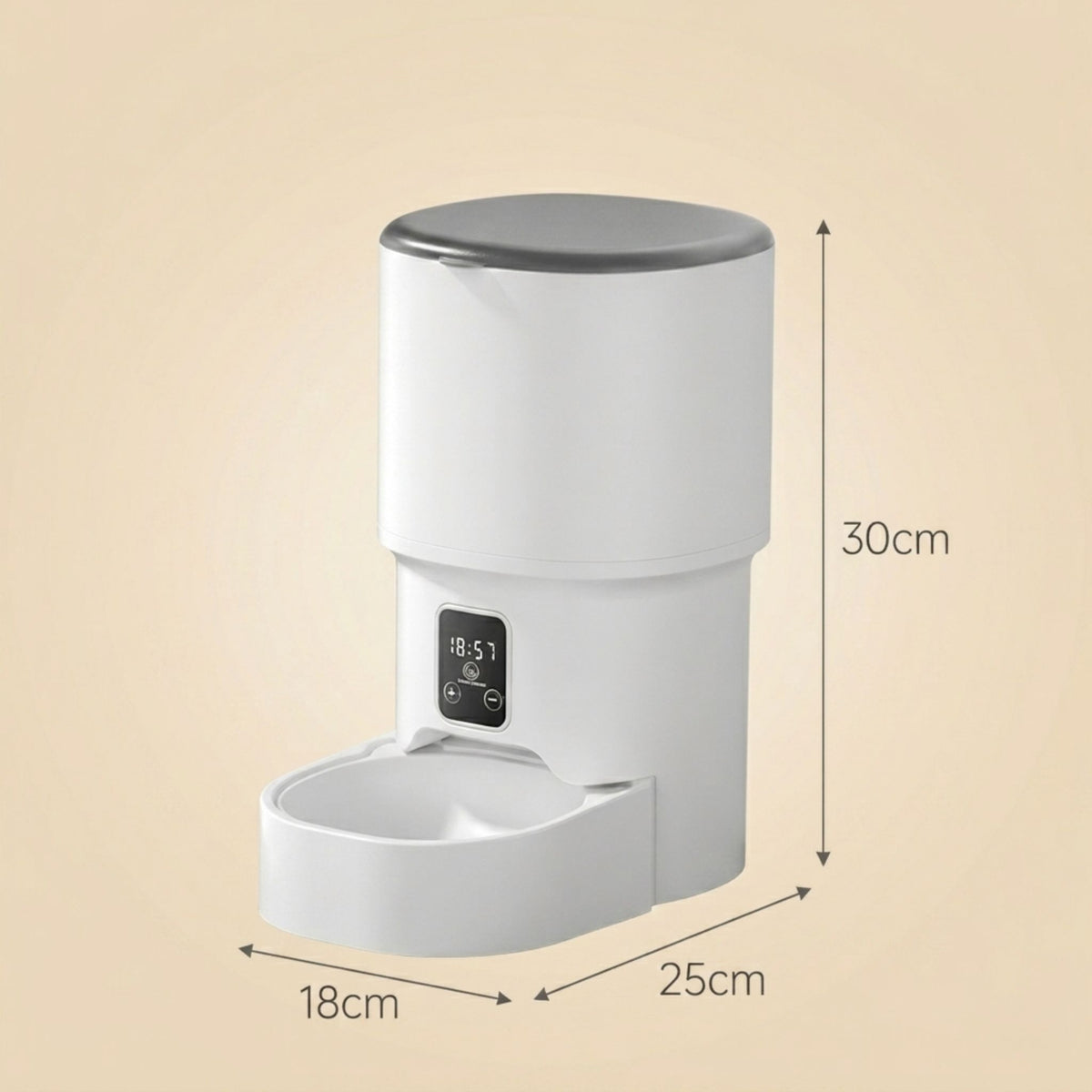 dimensions du distributeur automatique de croquettes pour chat blanc 18cm de largeur, 25cm de profondeur et 30cm de hauteur sur fond beige