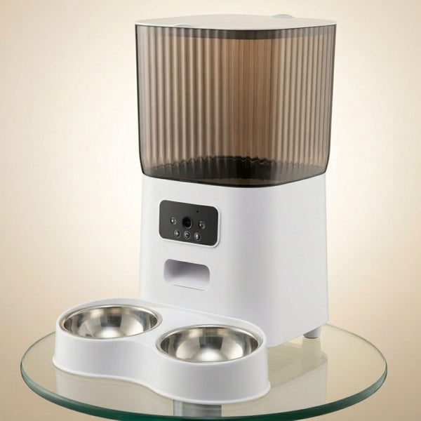 distributeur automatique de croquettes pour chat avec caméra HD, 
2 gamelles en acier inoxydable, réservoir transparent 5L, 
panneau tactile connecté, fond beige épuré