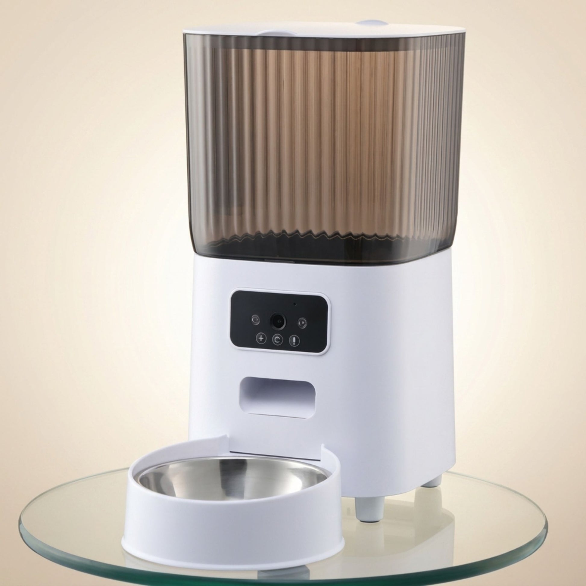 distributeur automatique de croquettes pour chat avec caméra HD, 
1 gamelle en acier inoxydable, réservoir transparent 5L, 
panneau tactile connecté, fond beige épuré