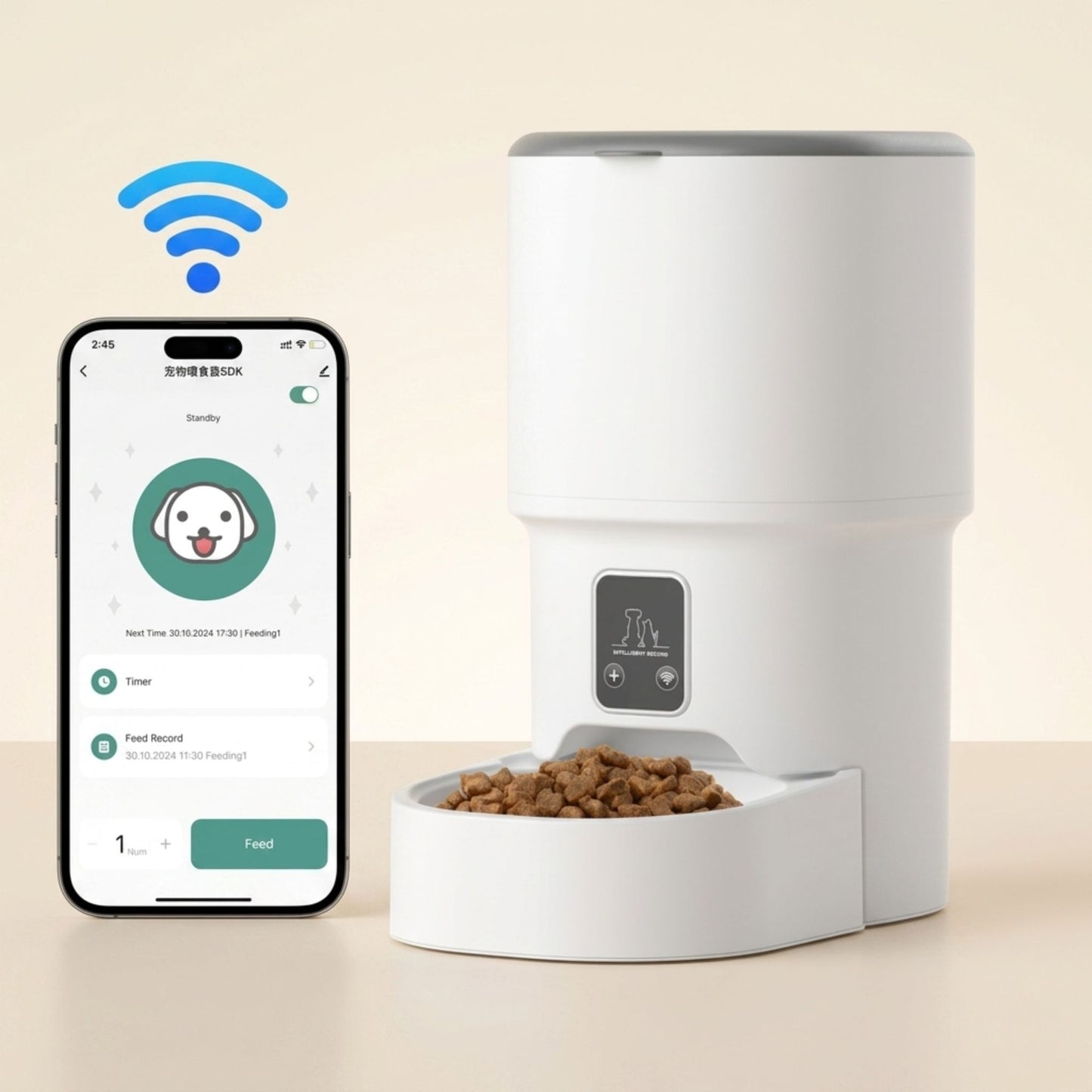 distributeur automatique de croquettes pour chat blanc connecté WiFi avec smartphone affichant l'application de contrôle à distance et bol rempli de croquettes, fond beige