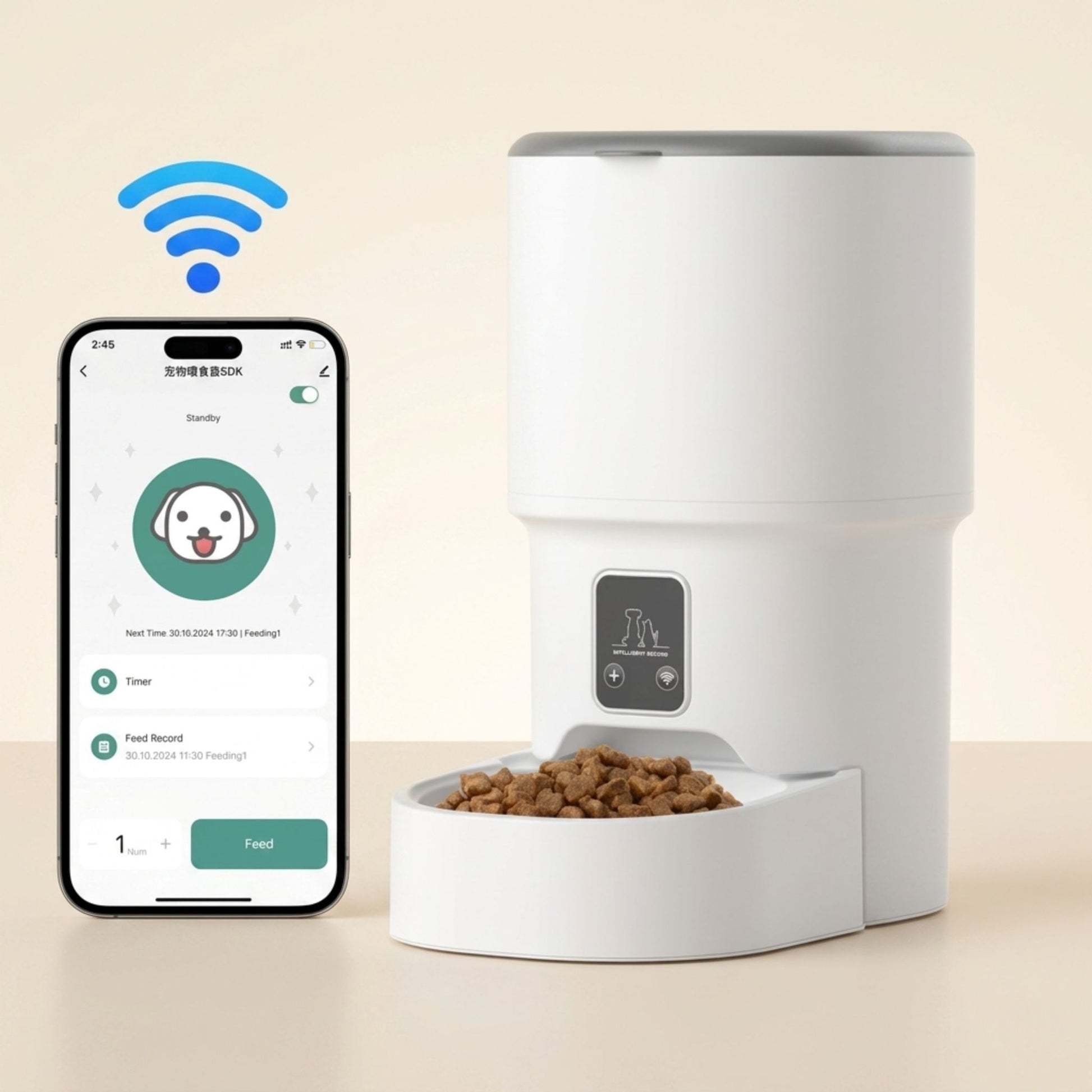distributeur automatique de croquettes pour chat blanc connecté WiFi avec smartphone affichant l'application de contrôle à distance et bol rempli de croquettes, fond beige