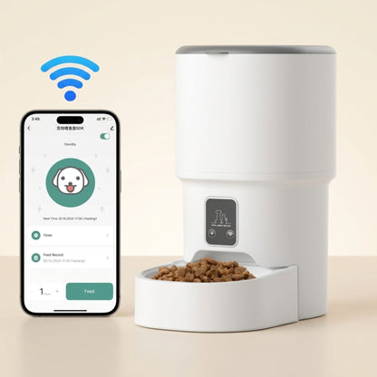 distributeur automatique de croquettes pour chat blanc connecté WiFi avec smartphone affichant l'application de contrôle à distance et bol rempli de croquettes, fond beige