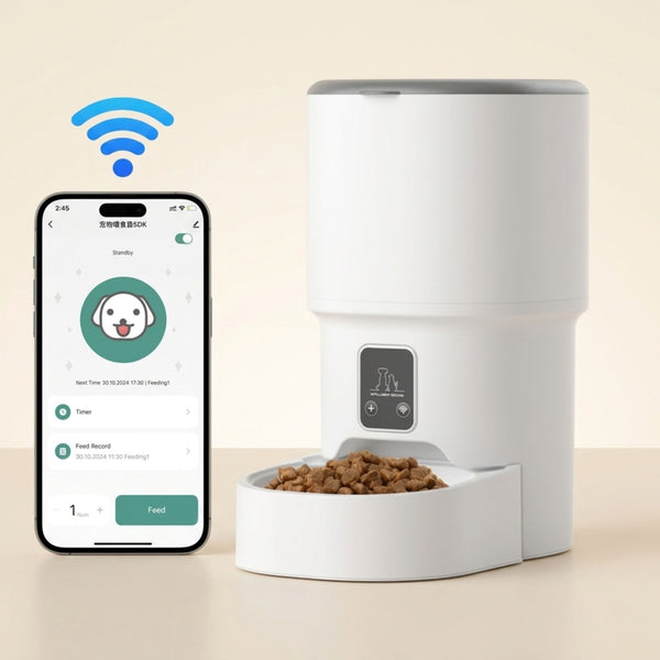 distributeur automatique de croquettes pour chat blanc connecté WiFi avec smartphone affichant l'application de contrôle à distance et bol rempli de croquettes, fond beige