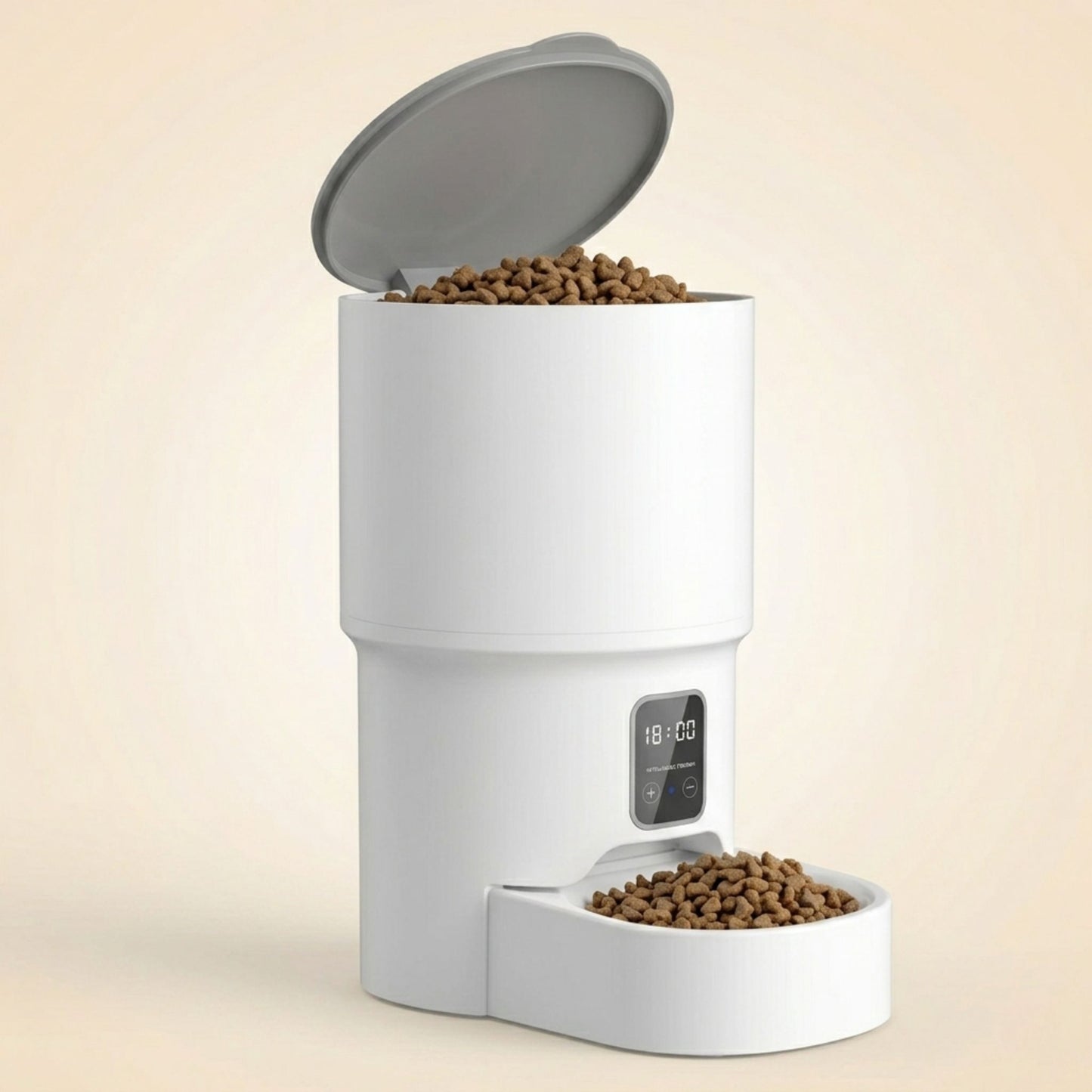 distributeur automatique de croquettes pour chat blanc avec couvercle gris ouvert révélant le réservoir plein de croquettes sèches et bol rempli en bas, fond beige