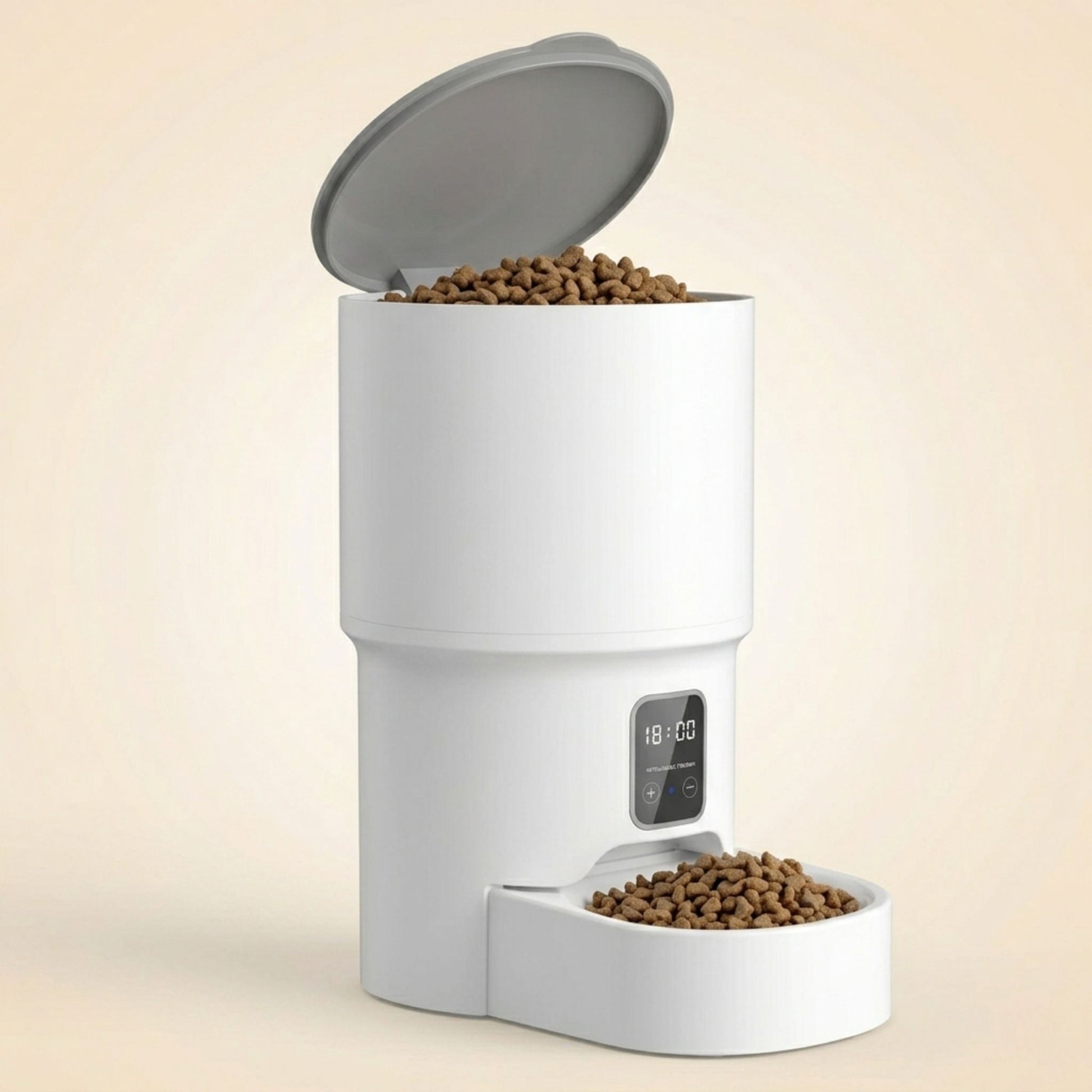 distributeur automatique de croquettes pour chat blanc avec couvercle gris ouvert révélant le réservoir plein de croquettes sèches et bol rempli en bas, fond beige