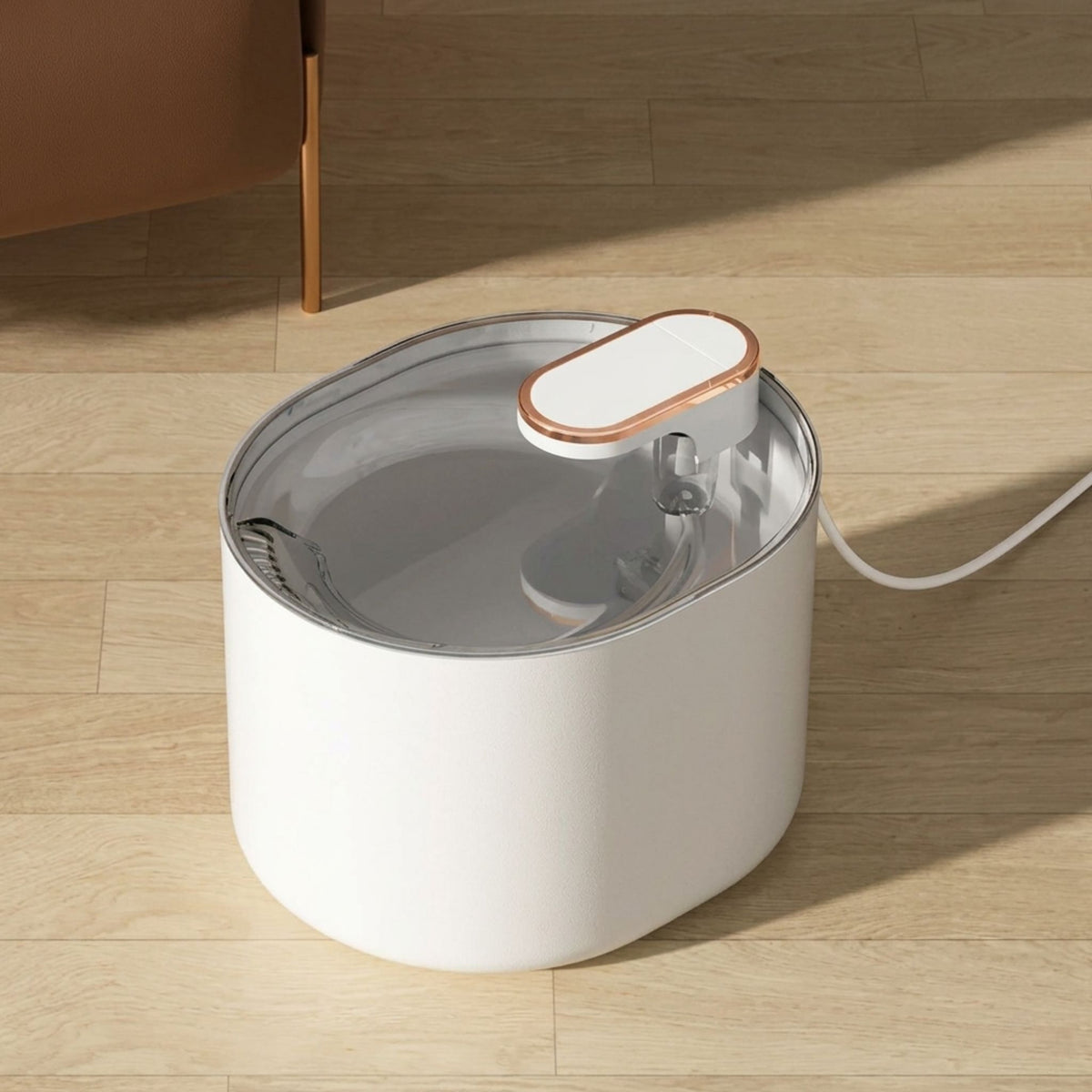 fontaine à eau pour chat 3L blanc laiteux, distributeur eau chat couvercle transparent, contour robinet doré cuivré, parquet bois clair catedo