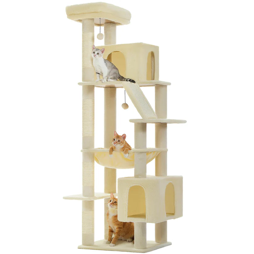 grand arbre à chat beige multi-niveaux fond blanc trois chats double cabane hamac griffoir sisal rampe pompon
