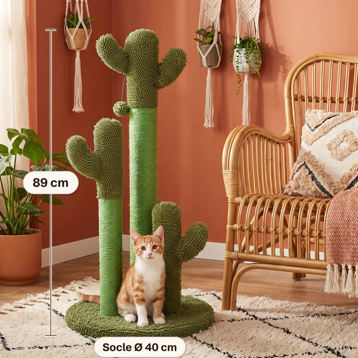 Griffoir cactus à trois poteaux de 89 cm de haut sur un socle de 40 cm, un chaton assis à son pied