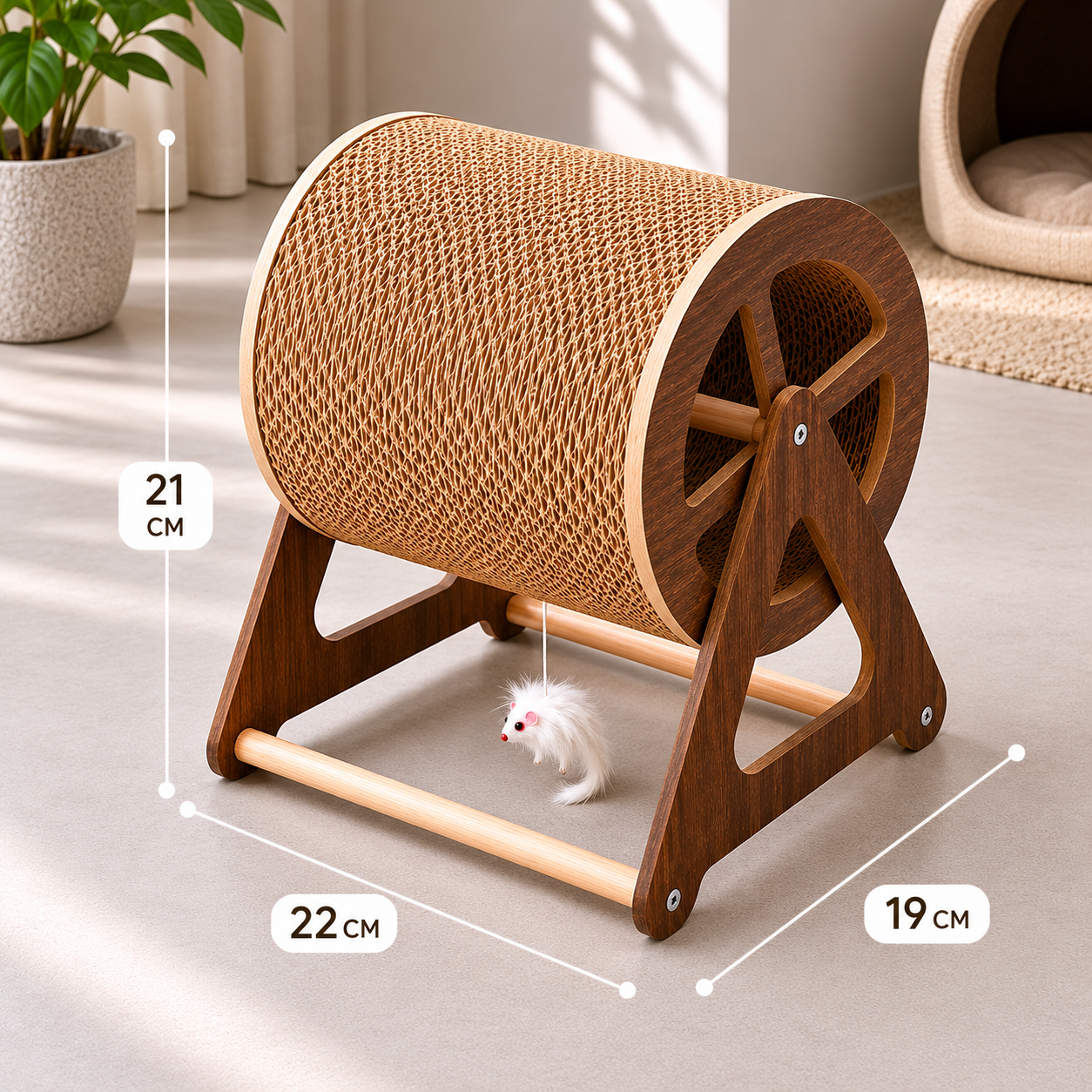 Griffoir pour chat en bois foncé avec rouleau en carton alvéolé et dimensions visibles dans un intérieur moderne chaleureux et élégant.