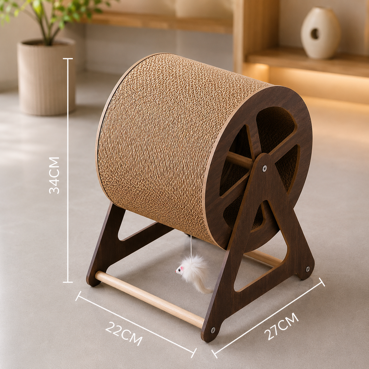 Griffoir pour chat en bois foncé avec rouleau en carton alvéolé et dimensions visibles dans un intérieur moderne élégant et lumineux.