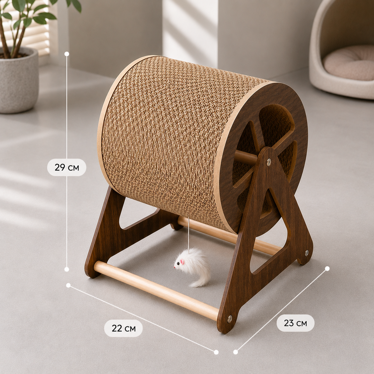 Griffoir pour chat en bois foncé avec rouleau en carton alvéolé et dimensions visibles dans un intérieur moderne et minimaliste lumineux.