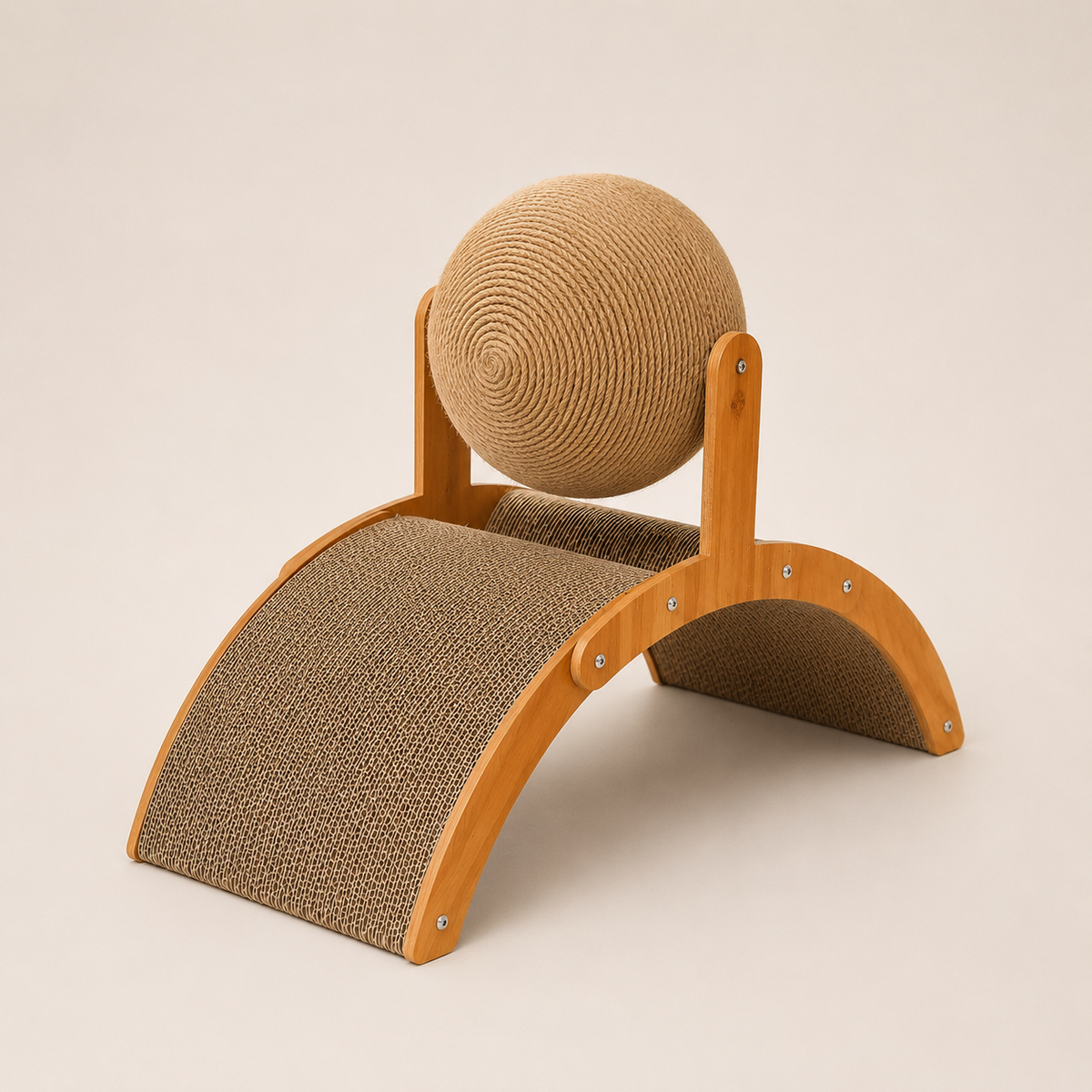 Griffoir pour chat multifonction en bois avec grande balle rotative en sisal, surfaces incurvées en carton à griffer et structure surélevée, présenté sur fond beige neutre.