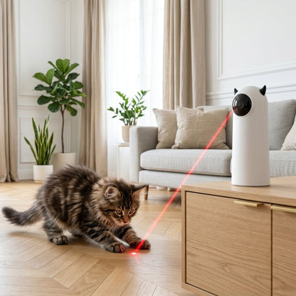 Chaton tigré jouant avec un laser rouge projeté par un jouet automatique blanc en forme de chat