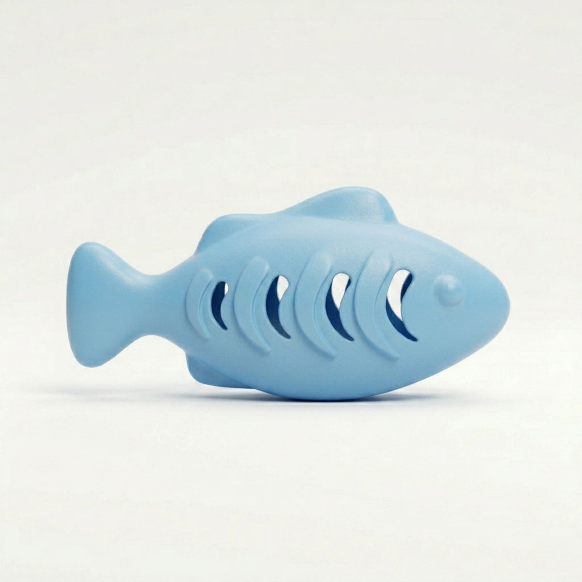 Jouet poisson distributeur pour chat en silicone couleur bleu, vue produit fond clair