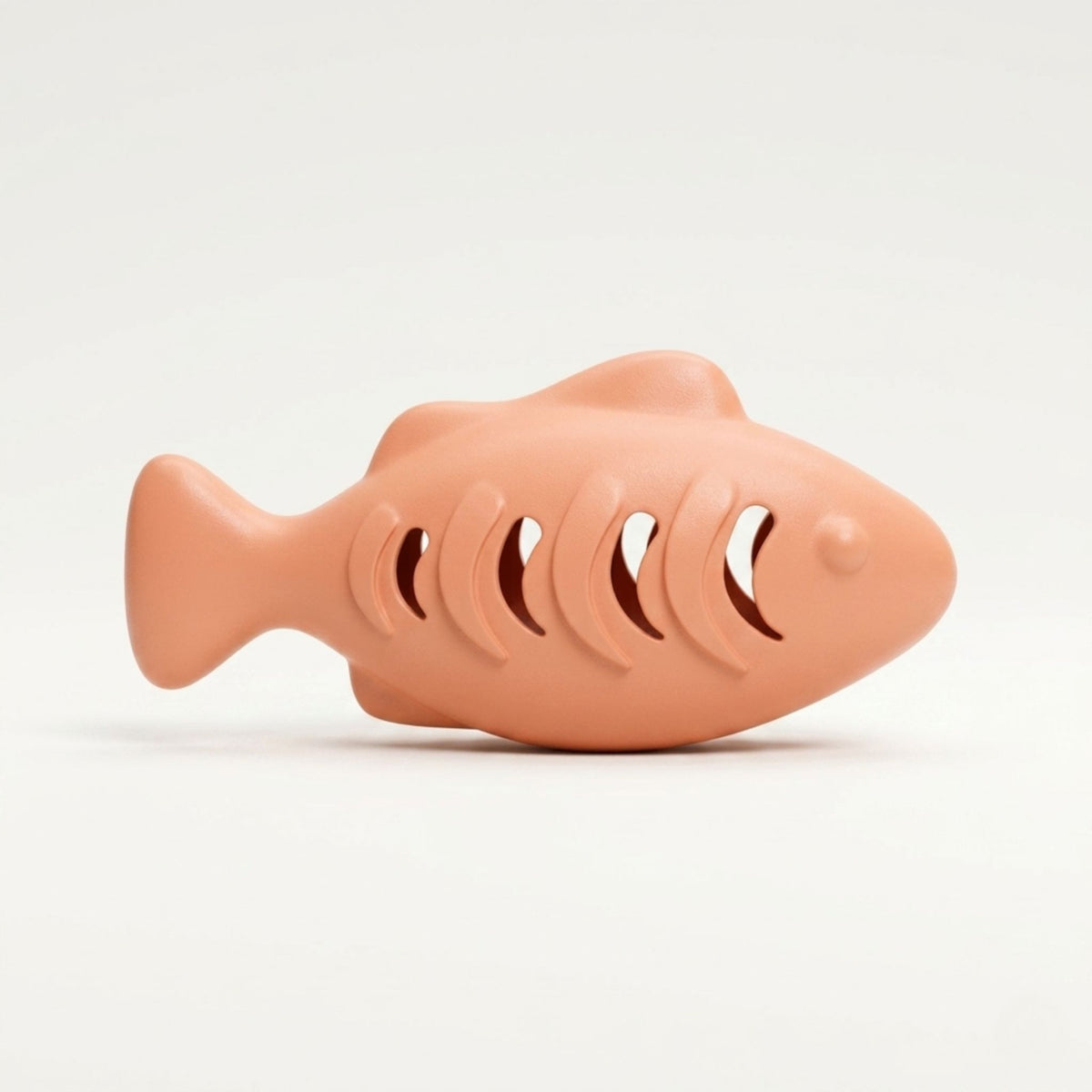 Jouet poisson distributeur pour chat en silicone couleur saumon, vue produit fond clair