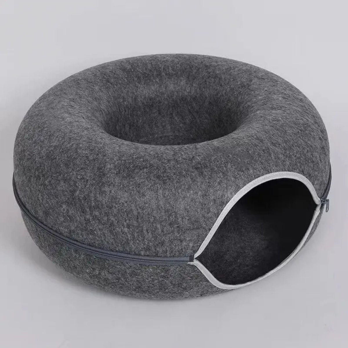 Lit pour chat tunnel donut en feutre gris anthracite avec fermeture éclair visible, vue produit fond gris clair