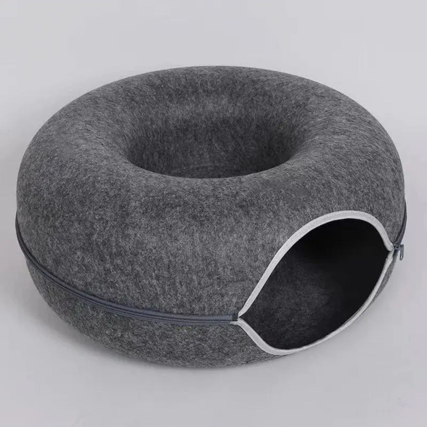Lit pour chat tunnel donut en feutre gris anthracite avec fermeture éclair visible, vue produit fond gris clair
