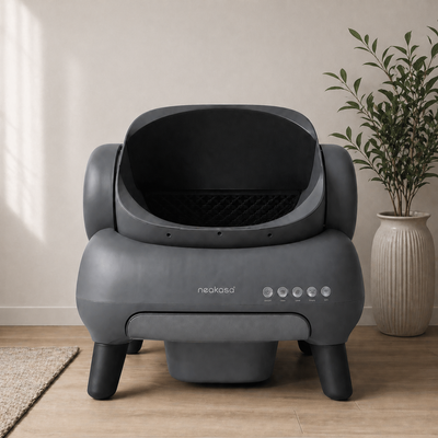 Litière automatique pour chat Neakasa M1 gris vue de face dans un intérieur moderne avec plante et parquet