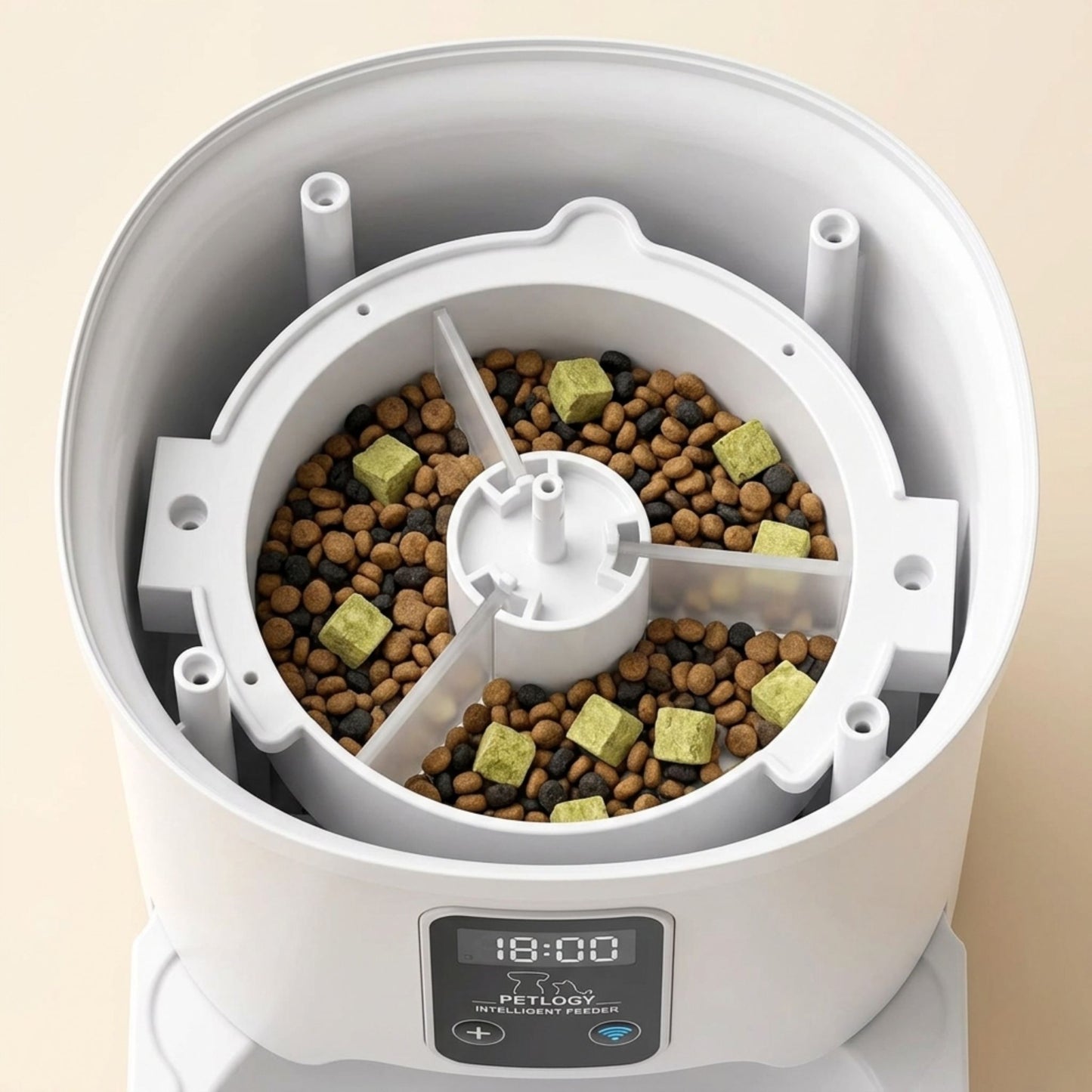 vue plongeante sur le mécanisme rotatif intérieur du distributeur automatique de croquettes pour chat blanc rempli de croquettes sèches et morceaux verts avec écran LCD 18:00