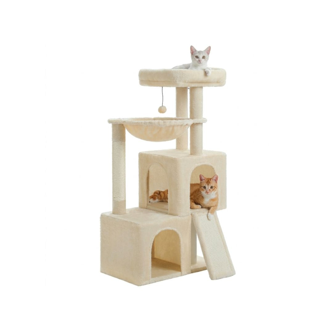 petit arbre à chat beige compact fond blanc trois chats double cabane hamac griffoir sisal rampe inclinée pompon suspendu