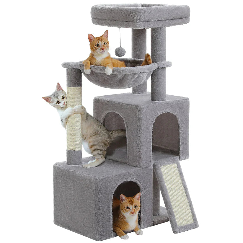 petit arbre à chat gris compact fond blanc trois chats double cabane hamac griffoir sisal rampe inclinée pompon suspendu