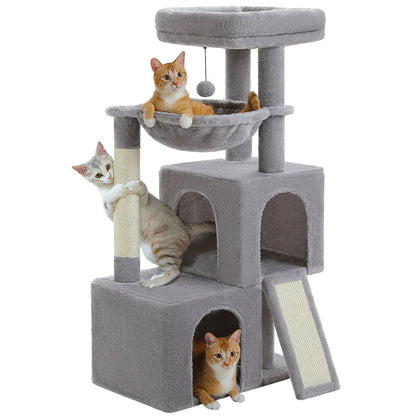 petit arbre à chat gris compact fond blanc trois chats double cabane hamac griffoir sisal rampe inclinée pompon suspendu